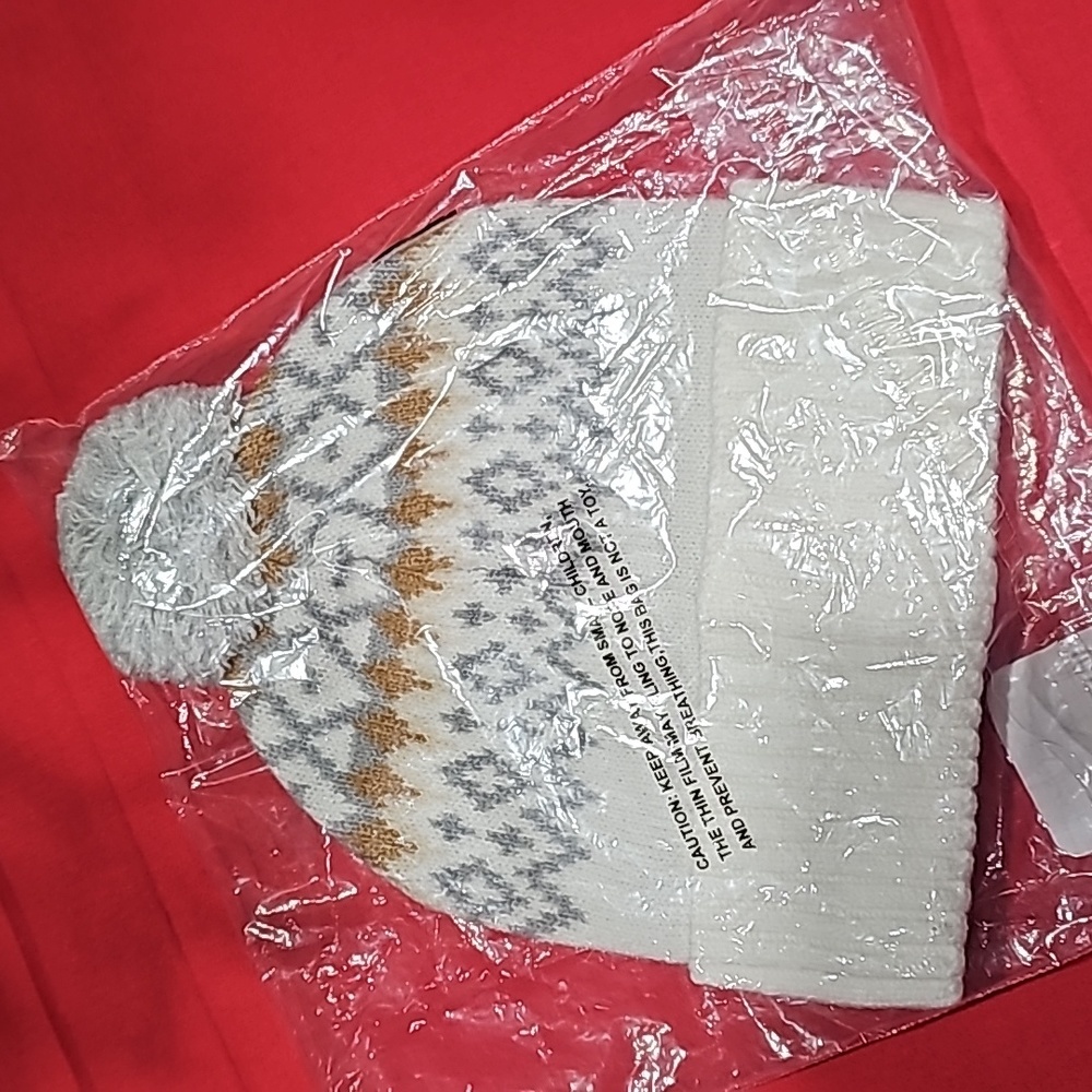 SOLD SOLD HP NWT Pom Pom Beanie and Scarf Set - Picture 3 of 7